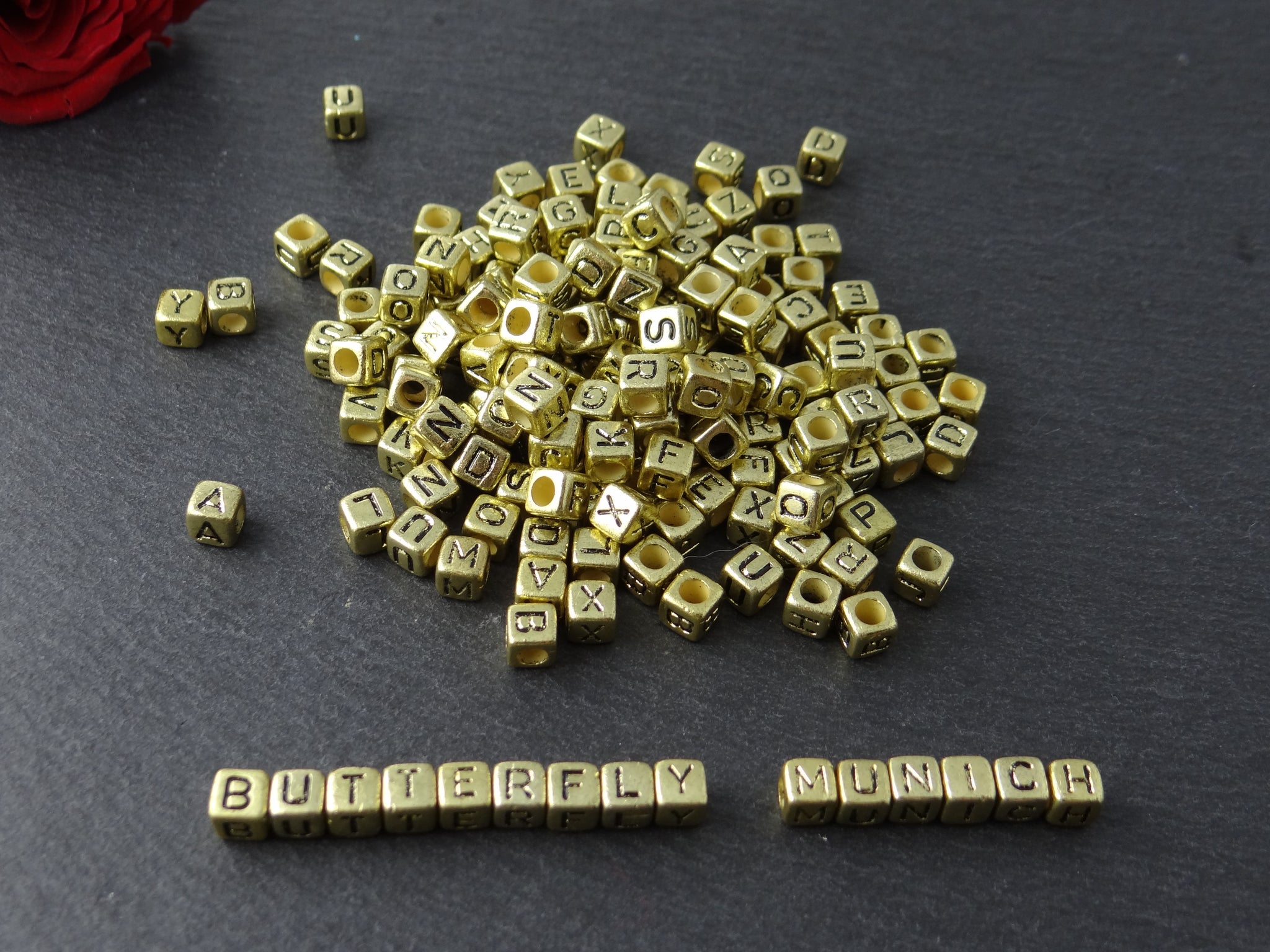 100 Buchstaben Acryl Würfel Perlen GOLD Buchstabenperlen 6mm Basteln