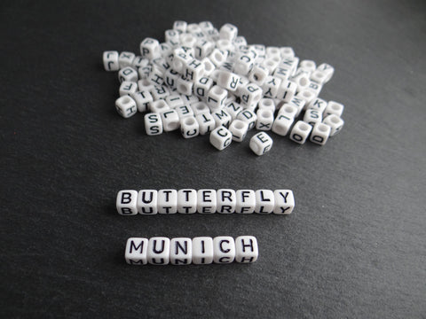 100 Buchstaben Acryl Würfel Perlen weiss/schwarz Buchstabenperlen 6mm Basteln