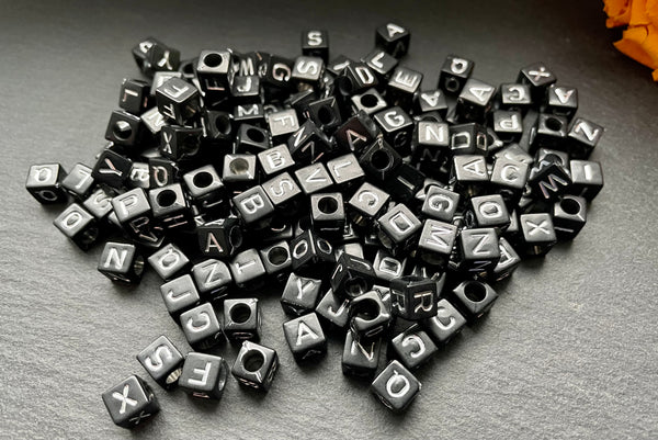 100 Buchstaben Acryl Würfel Perlen schwarz/silber Buchstabenperlen 6mm Basteln