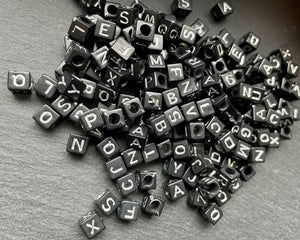 100 Buchstaben Acryl Würfel Perlen schwarz/silber Buchstabenperlen 6mm Basteln