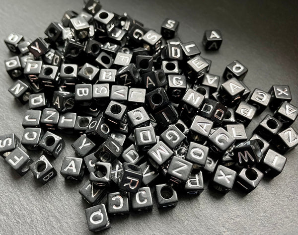 100 Buchstaben Acryl Würfel Perlen schwarz/silber Buchstabenperlen 6mm Basteln