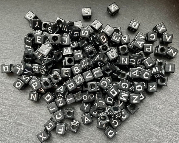 100 Buchstaben Acryl Würfel Perlen schwarz/silber Buchstabenperlen 6mm Basteln