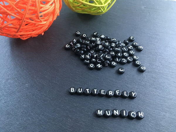 100 Buchstabenperlen Acryl SCHWARZ/WEISS rund Mix Buchstaben 7mm