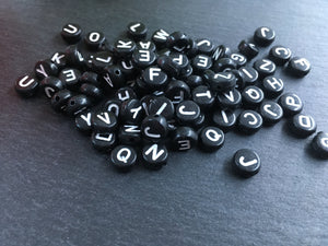 100 Buchstabenperlen Acryl SCHWARZ/WEISS rund Mix Buchstaben 7mm