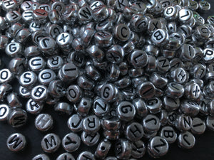 100 Buchstabenperlen Beads Acryl silbergrau antikgold rund Mix Buchstaben 7mm