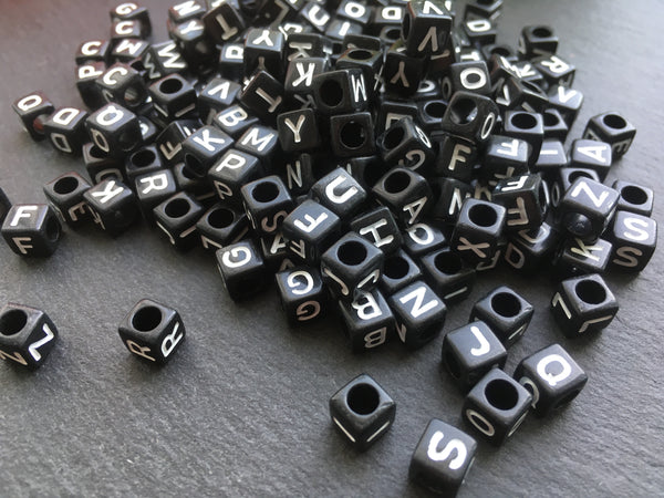 100 Buchstaben Acryl Würfel Perlen schwarz/weiss Buchstabenperlen 6mm Basteln