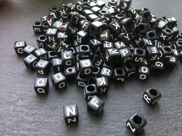 100 Buchstaben Acryl Würfel Perlen schwarz/weiss Buchstabenperlen 6mm Basteln