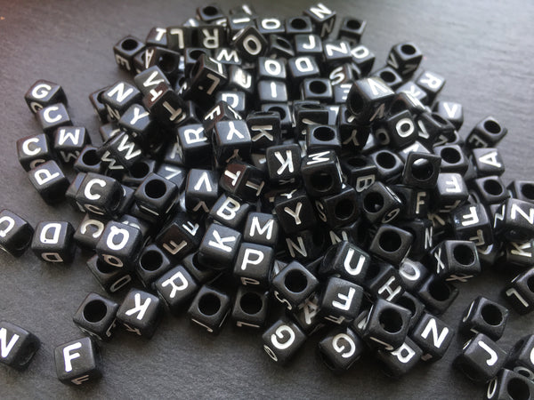 100 Buchstaben Acryl Würfel Perlen schwarz/weiss Buchstabenperlen 6mm Basteln