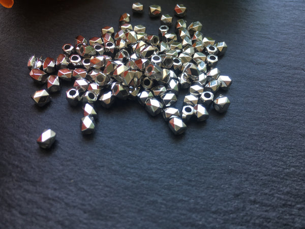 50 Spacer Beads 4x3,5mm Glatt Silber Gold Acryl Zwischenperlen