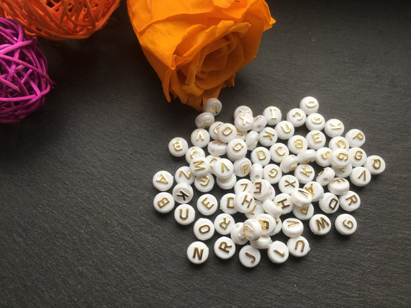 100 Buchstabenperlen Beads Acryl weiss/gold rund Mix Buchstaben 9,6mm