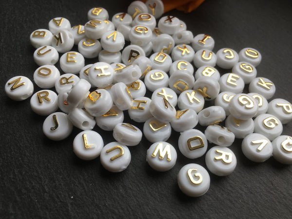 100 Buchstabenperlen Beads Acryl weiss/gold rund Mix Buchstaben 9,6mm