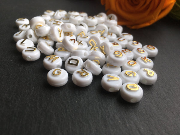 100 Buchstabenperlen Beads Acryl weiss/gold rund Mix Buchstaben 9,6mm