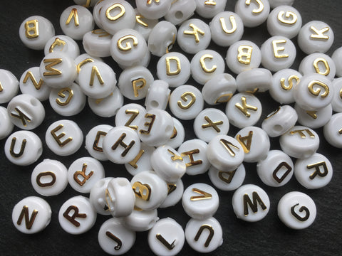 100 Buchstabenperlen Beads Acryl weiss/gold rund Mix Buchstaben 9,6mm