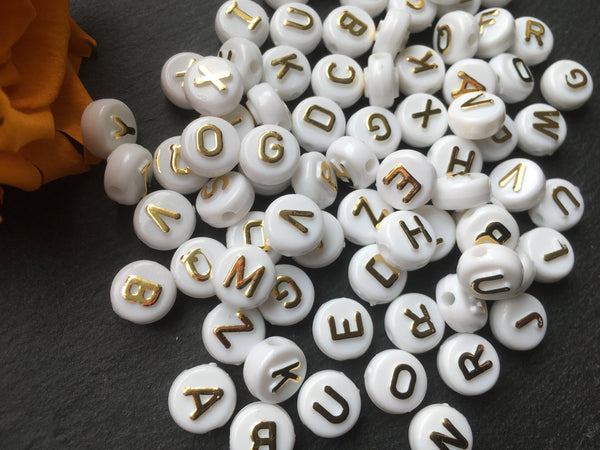 100 Buchstabenperlen Beads Acryl weiss/gold rund Mix Buchstaben 9,6mm