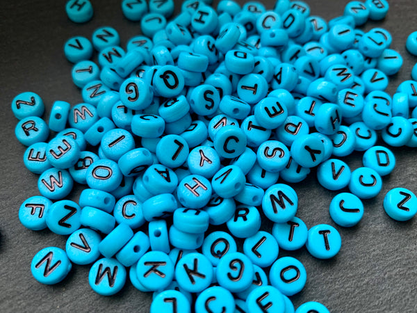 100 Buchstabenperlen Acryl TÜRKIS rund Mix Buchstaben 7mm