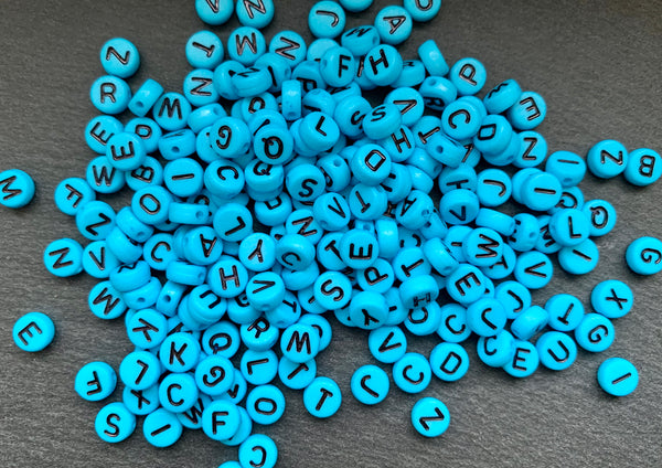 100 Buchstabenperlen Acryl TÜRKIS rund Mix Buchstaben 7mm