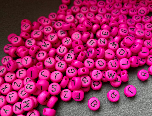 100 Buchstabenperlen Acryl MAGENTA rund Mix Buchstaben 7mm