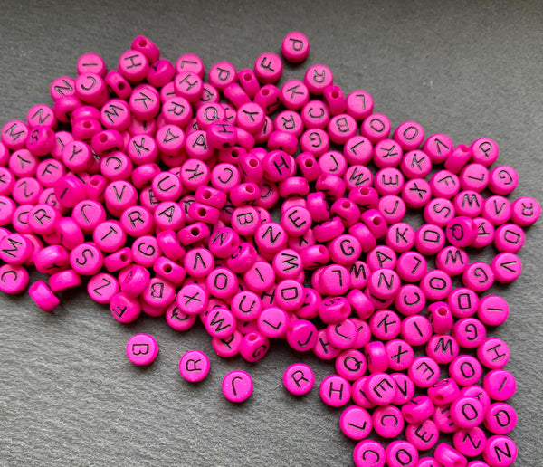 100 Buchstabenperlen Acryl MAGENTA rund Mix Buchstaben 7mm