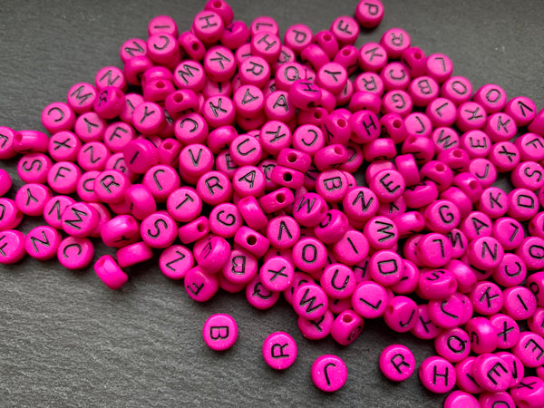 100 Buchstabenperlen Acryl MAGENTA rund Mix Buchstaben 7mm