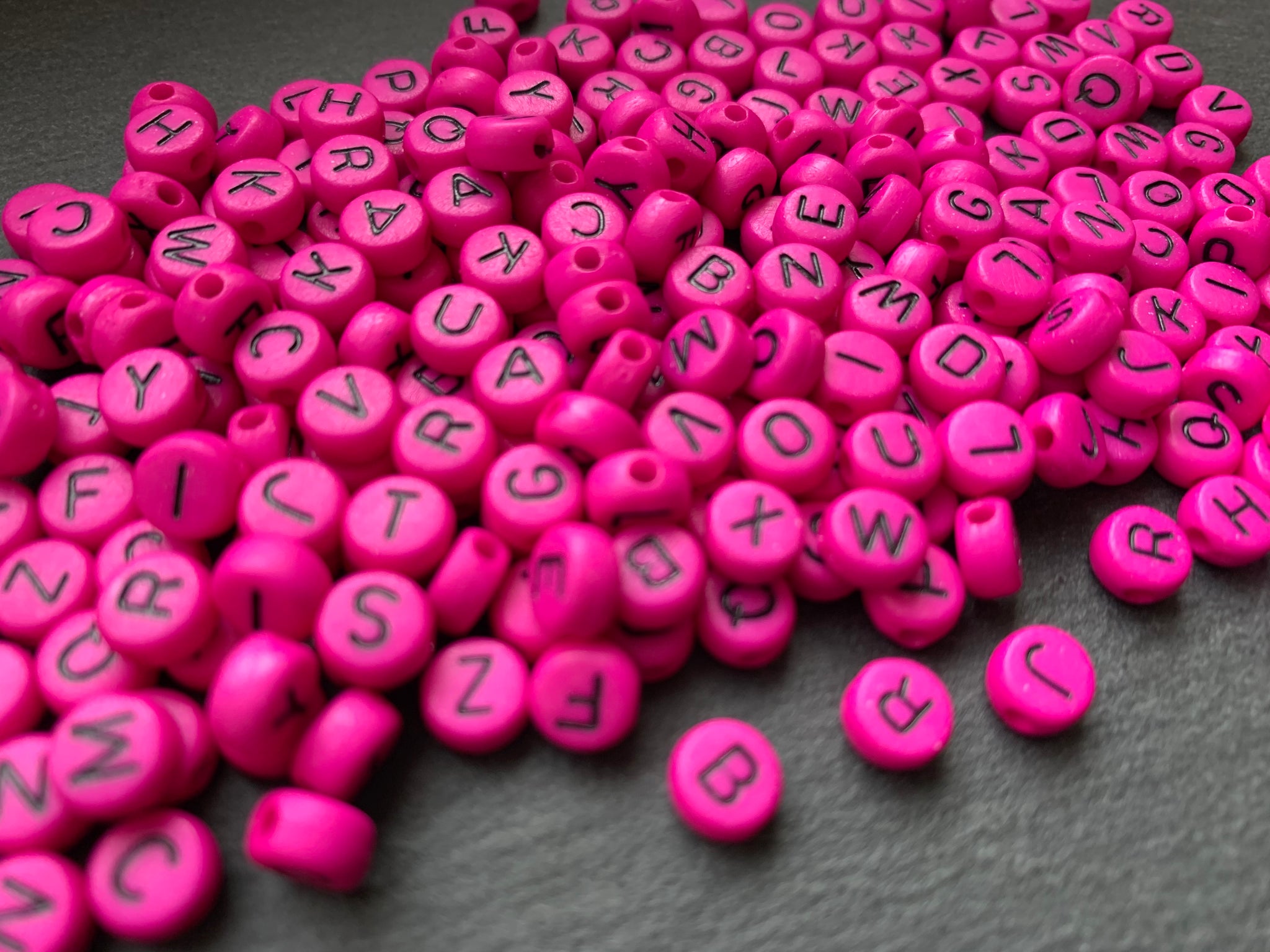 100 Buchstabenperlen Acryl MAGENTA rund Mix Buchstaben 7mm