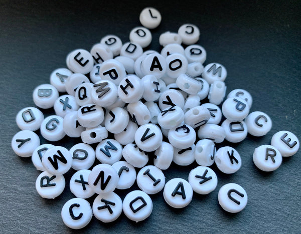 100 Buchstabenperlen Beads Acryl weiss/schwarz rund Mix Buchstaben 9,6mm