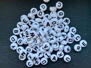 100 Buchstabenperlen Beads Acryl weiss/schwarz rund Mix Buchstaben 9,6mm