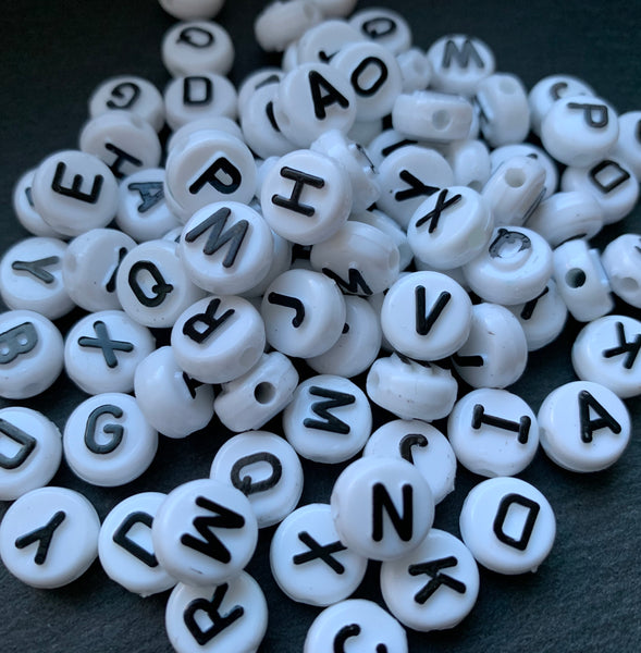 100 Buchstabenperlen Beads Acryl weiss/schwarz rund Mix Buchstaben 9,6mm