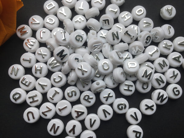 100 Buchstabenperlen Beads Acryl weiss/silber rund Mix Buchstaben 9,6mm