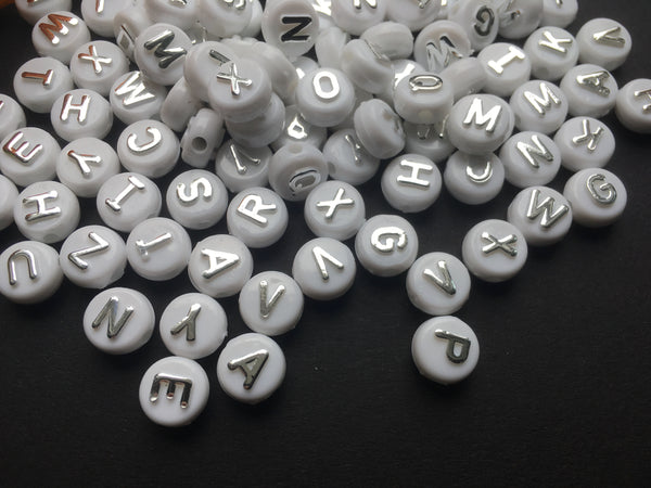 100 Buchstabenperlen Beads Acryl weiss/silber rund Mix Buchstaben 9,6mm