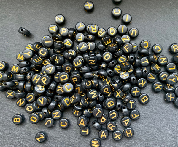 100 Buchstaben Acryl Perlen schwarz/gold Buchstabenperlen rund 7mm Basteln