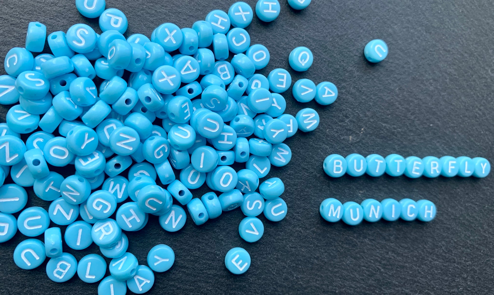 100 Buchstabenperlen Acryl blau/weiss rund ca. 7mm